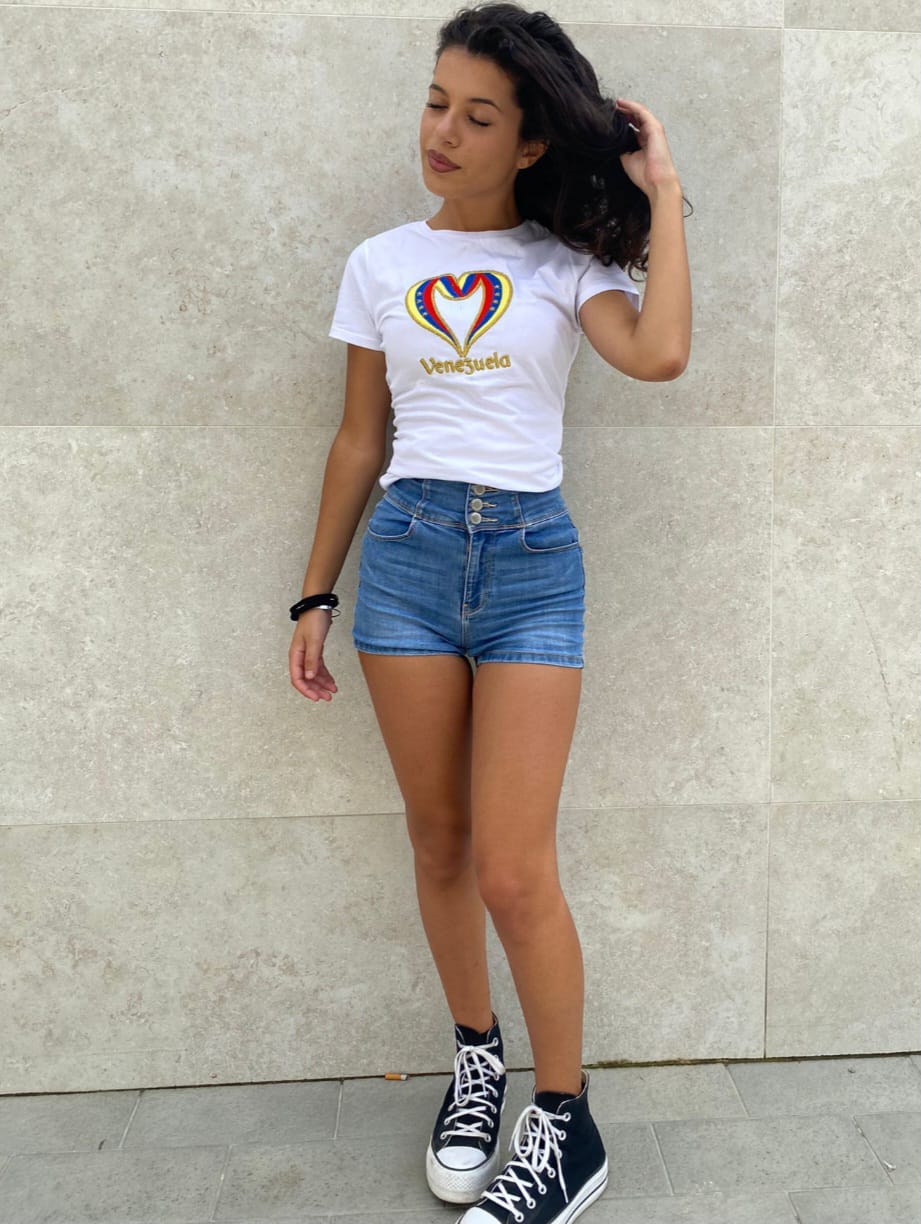 T-shirt con Cuore Ricamato